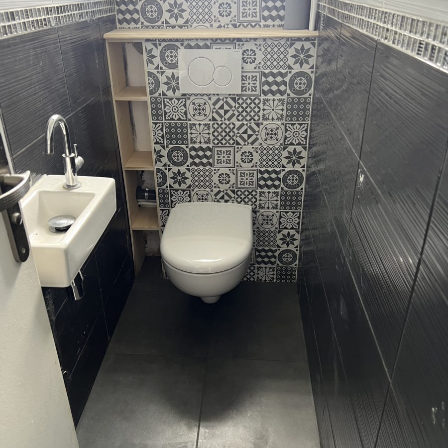 Installation wc bâti support Geberit avec création meuble et tablette